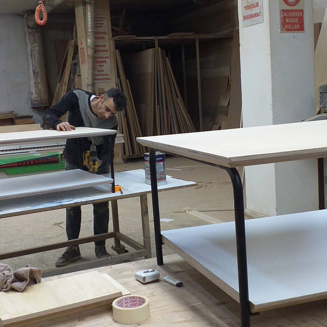 Daire tadilatı sonrası boyanmış ve yenilenmiş salon